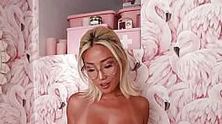 La MILF asiática de grandes pechos, Jennie Rose, posando sensualmente antes de una sesión de striptease.