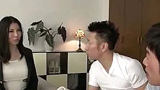 Dreier mit wilder Asiatin und großen Brüsten, die zwei Männer für heftigen Blowjob verführt