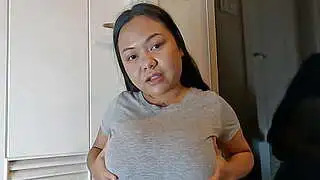 Азиатская MILF с пышными формами получает сосание лактирующей груди, грудного молока и молока.
