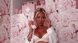 La asiática con gafas Jennie Rose luce deslumbrante y la chica expone su cuerpo sexy.
