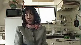Reife asiatische Brünette mit sehr behaarter Vagina, Makiko Nakane, vergnügt sich mit einem Mann