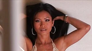 巨乳のアジア人熟女の尻が荒々しいチンポで激しくファックされる