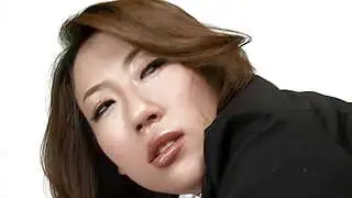 Aufregende, sexy japanische MILF mit Sexspielzeug und hartem Schwanz