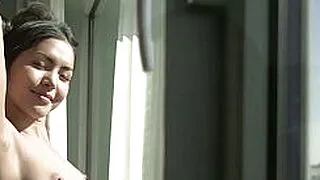 Una preciosa y menuda MILF asiática se quita la lencería para mostrar sus jugosos pechos.