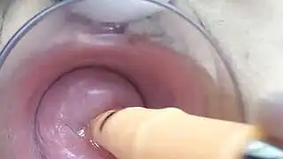 Milf japonesa follando con un consolador de pene real alemán y palillos asiáticos
