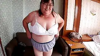 Mamá japonesa gorda muestra enormes pechos y disfruta de un juguete sexual. Madre asiática de 51 años habla sobre su experiencia sexual. BBW MILF Yukiko 1 OSAKAPORN