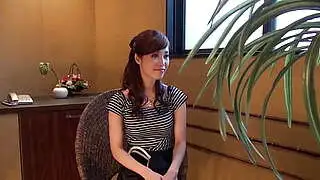 Yura Hitomi, ateşli bir masaj salonunda.