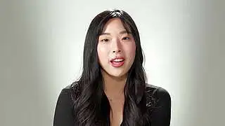 La belleza coreana Elle Lee se masturba hasta alcanzar el orgasmo completo después de un podcast.