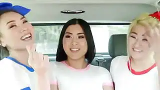 Lindas coreanas talentosas le hacen una mamada a los productores.