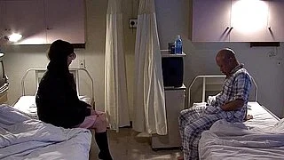 亚洲病人用性玩具与访客发生性关系