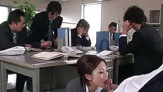 Красивая японская брюнетка Ироха Кавасима получает удовольствие от стоячего члена без цензуры.